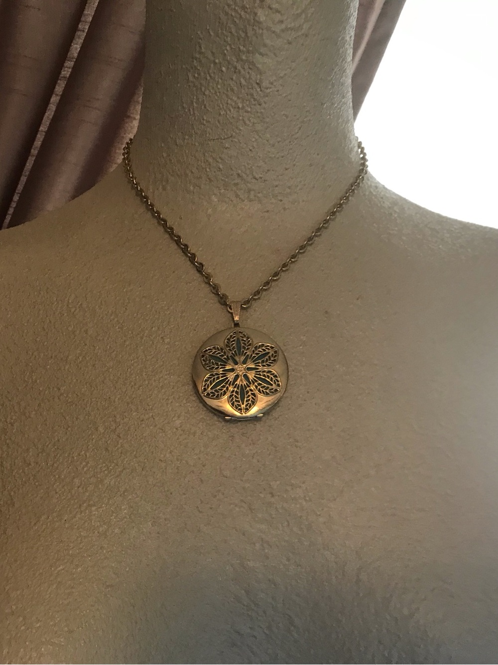 Vintage Gold Filigree Photo Locket Necklace